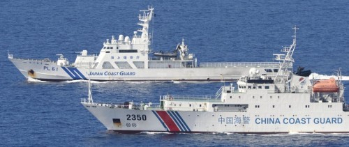 Tàu tuần tra Nhật Bản theo sát tàu cảnh sát biển Trung Quốc tại vùng biển đảo Senkaku. Hình ảnh do Nhật Bản công bố.